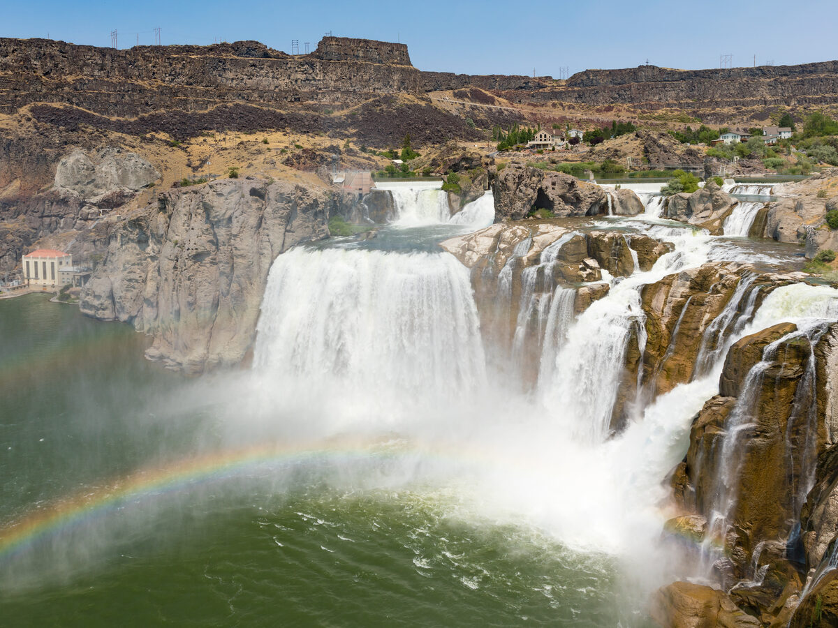 Shoshone Falls rushing over basalt cliffs